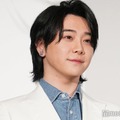 前髪を分けているヘアスタイルの大森元貴（C）モデルプレス