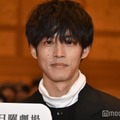 学校にサプライズ登場した松坂桃李（C）モデルプレス