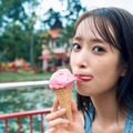 日向坂46佐々木久美、アイスを食べてキュートに舌ペロ！マレーシアのランカウイ島でナチュラルな魅力全開