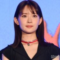 渡辺翔太から「風のように帰っていた」と帰りが早いことをツッコまれる畑芽育（C）モデルプレス