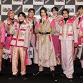囲み取材に応じたSnow Man（前列左から）岩本照、渡辺翔太、ラウール、目黒蓮、深澤辰哉（後列左から）佐久間大介、向井康二、宮舘涼太、阿部亮平（提供写真）