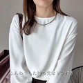 さりげなく華やかさを添えて。白ブラウス×ブラウンパンツの上品配色術【40代の毎日コーデ】 画像