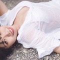 キャンプ系インフルエンサー・たにりか、透け感シャツから胸元がチラリ！グラマラスボディを大胆見せ