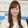 皆藤愛子、ミニ丈から美脚際立つ「綺麗」「可愛すぎる」の声 画像
