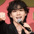 拳を突き出す豆原一成（C）モデルプレス