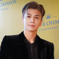 岩田剛典、金髪×派手柄シャツのNEWアー写にファン悶絶「チャラ感最高」「瞳に吸い込まれそう」
