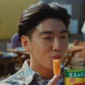 賀来賢人「ハッピーターンスパイス 旨味篇」「ハッピーターン250%パウダー 楽屋篇」より（提供写真）