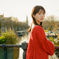 浜辺美波、美背中チラリの振り向きSHOT！最新写真集はオランダ・アムステルダムで撮影
