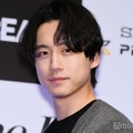 坂口健太郎、胸筋チラリ裸ジャケット姿にファン悶絶「大人の魅力放出」 画像