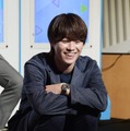 俳優犬のボナを笑顔で見つめる大橋和也（C）モデルプレス