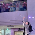 今夏で芸能界引退の道重さゆみ、ファンに囲まれた笑顔のリリイベSHOTに反響「幸せな空間」「衣装かわいいっ」