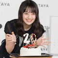 サプライズに感激する上坂樹里（C）モデルプレス