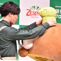 キウイブラザーズの帽子が落ちてしまい、すぐに駆けつける宮舘涼太（C）モデルプレス