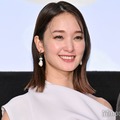 剛力彩芽、美肩際立つオフショルドレス姿に反響「上品で綺麗」「似合う」 画像