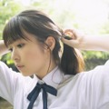 乃木坂46小川彩、爽やかな制服姿にドキッ！自然豊かな古民家＆緑の中の清流を舞台にあふれる透明感
