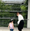 平野ノラ、4歳愛娘と銀座へ！微笑ましい親子の水遊びSHOT公開「わんぱくおてんば娘ですから」