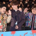 主題歌「SERIOUS」を踊る加藤諒と松原タニシ、嬉しそうな渡辺翔太（C）モデルプレス