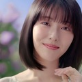 浜辺美波「嬉しくて幸せな気持ちに」最も記憶に残っている誕生日エピソード明かす 白ワンピ姿で新CM出演 画像
