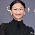 榮倉奈々、美脚全開のハーフパンツコーデに「さすがのスタイル」「上品で素敵」注目集まる 画像
