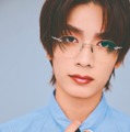 なにわ男子・高橋恭平、ネクタイ・リムレスメガネ…モードな表情披露 画像