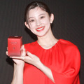 朝比奈彩「すごい色キレイ」毎日メイクに愛用するヌーディー系リップ 画像