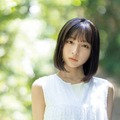 日向坂46大野愛実、ほっそり美腕を見せたワンピースSHOT披露！夏景色の中で透明感と儚さがあふれる