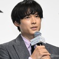 ずっと1人で喋っていることを心配する松村北斗（C）モデルプレス
