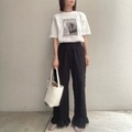 小物の抜け感で大人映え。白Tとフリルパンツの絶妙甘辛バランス【40代の毎日コーデ】 画像