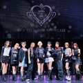（左から）KOKONA、AYANE、KEIKO、MIU、SUZU、RINON、MOMONA、SHIZUKU、TSUZUMI「ME:I 1ST ALBUM『WHO I AM』リリース記念SHOWCASE」（C）LAPONE GIRLS