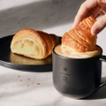 スタバ、新宿に新スタイルのカフェベーカリー出店 ラテにクロワッサンを浸し食べる“大人のご褒美体験”提案 画像