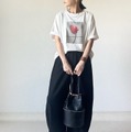 クールにオシャレに決まる「フォトTシャツ」。お手本にしたいリラクシーな大人の着こなし【40代の毎日コーデ】 画像