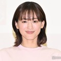 綾瀬はるか、有名作詞家との密着ショット公開「優しい笑顔に見惚れる」「透明感半端ない」の声 画像