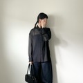 シアーシャツ×バギーカーブジーンズ。【ユニクロ】人気アイテムで完成するワントーンの着こなし【40代の毎日コーデ】 画像