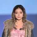 みちょぱ、ガーリーなフリルから美脚見せ コートなびかせ圧巻ランウェイ【TGC北九州2025】 画像