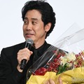 芸能生活30周年を祝福される大泉洋（C）モデルプレス