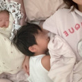 「今日の朝の図」辻希美、三男＆次女と密着して眠る幸せSHOT公開「たぁくんが出張の時は3人で」