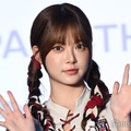 LE SSERAFIMウンチェ、ショーパンからスラリ美脚「可愛すぎる配達員」「スタイル抜群」の声 画像