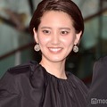 山崎紘菜、黒のミニ丈セットアップで圧巻の脚線美披露「洗練されててかっこいい」「華やかで上品」の声 画像