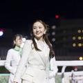ももクロ百田夏菜子、美しい純白のドレス姿を披露！「JBC クラシック」表彰式で騎手らに花束を贈呈