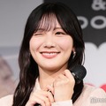 リクエストを受け、カメラに向かってウィンクを披露する河田陽菜（C）モデルプレス