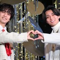 ツリー前でハートを作るKing ＆ Prince／高橋海人、永瀬廉（C）モデルプレス