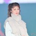 樋口日奈、“超ミニ丈”で色白美脚全開「スタイル良すぎ」「透明感すごい」と絶賛の声 画像