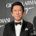 布袋寅泰「暖炉の炎の横で読書をしたり映画を観たり」ギター置かれたロンドン自宅公開「部屋までかっこいい」「絵になりすぎる」と反響 画像