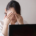 「まだ老眼じゃないはず」でも、夕方になると目がかすむ30〜40代女性に起きていることとは 画像
