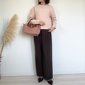 ユニセックスのピンクが絶妙の【ユニクロ】ニット。×ブラウンパンツで彩る春の着こなし【40代の毎日コーデ】 画像