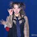 SWEET STEADY塩川莉世、細フチメガネ×千鳥柄タイツの個性派ファッション 奥田彩友はオーバーサイズジャケット着こなす【IDOL RUNWAY COLLECTION 2026】 画像