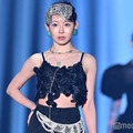 渡辺美優紀、美ウエスト際立つモードな装い 青アイシャドウがお似合い【IDOL RUNWAY COLLECTION 2026】 画像