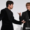 大橋和也の挨拶を披露し、メンバーにツッコまれる後藤威尊、「あ！」と指摘する田島将吾（C）モデルプレス