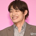 たくさんの女性とのスチール撮影に緊張した髙松アロハ（C）モデルプレス