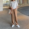 白ロンＴはスラブ素材で表情豊かに。×キャメルパンツを合わせた軽やかスタイル。【40代の毎日コーデ】